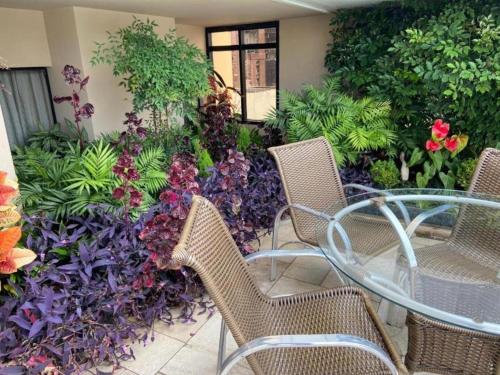 a group of chairs and a table with flowers at CONFORT iNN EXECUTIVE FARIA LIMA in Sao Paulo