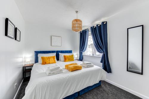 a bedroom with a large bed with yellow pillows at Cosy Sleeps 5 Bedford Stay Superfast WiFi in Bedford