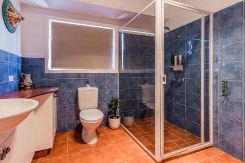 een badkamer met douche, toilet en wastafel bij Shambala Pet Friendly Apartments Agnes Water in Agnes Water