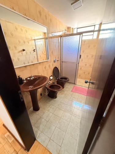 a bathroom with a sink and a toilet and a shower at 101- Apartamento 2 quartos próximo UFN, com vaga de garagem in Santa Maria