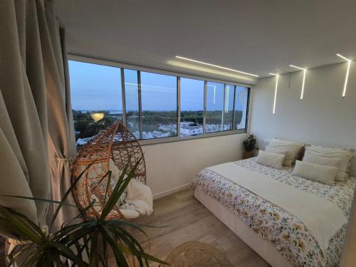 una camera da letto con un letto e una grande finestra di Appartement La Pergola a La Grande-Motte