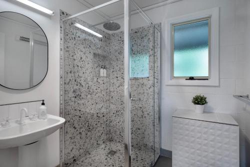 The Cottage at Lake Werona في Werona: حمام مع دش ومغسلة