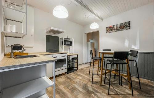 eine Küche mit Tisch und Stühlen in einem Zimmer in der Unterkunft Gîte Campagne in Cabannes