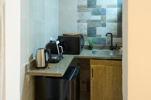 Kuchyň nebo kuchyňský kout v ubytování New Cairo Hotel Suites