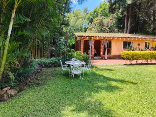 a table and chairs in the yard of a house at Portal Azahualco Bungalow 1 close to the mountain in Tepoztlán