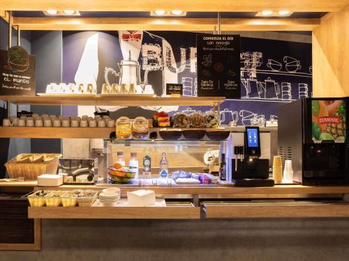 マドリードにあるIbis Budget Madrid Centro Lavapiesのカウンターのあるキッチン