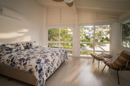 Giường trong phòng chung tại Utupia by the sea