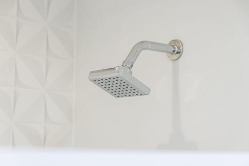 a shower with a shower head in a bathroom at Apê no Belenzinho – Metrô Bresser / Pq. Belém in Sao Paulo