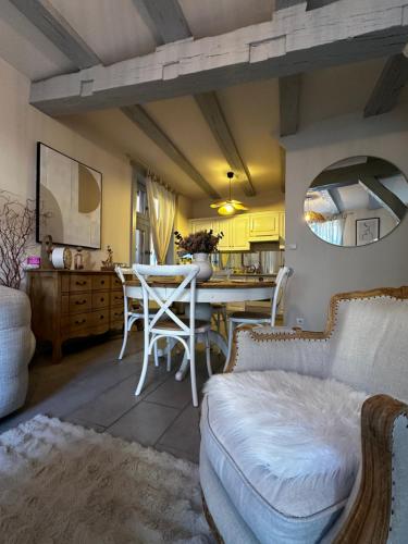 Una cocina y una sala de estar con mesa y sillas. en Limoges Centre Appartement de Charme, en Limoges