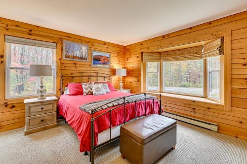 ウィンダムにあるHigh Peak Heaven Cozy Log Cabin on 1 Acre!の木製の壁、ベッド、窓が備わるベッドルーム1室が備わります。