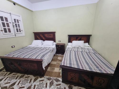 twee bedden naast elkaar in een kamer bij Palm Apartments Siwa in Siwa