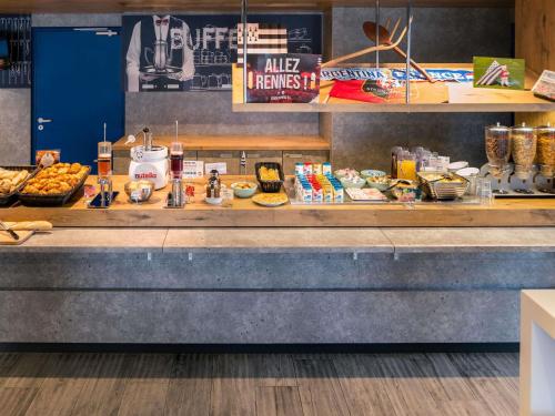 un mostrador de panadería con una variedad de pasteles en ibis budget Rennes Rte Lorient, en Rennes