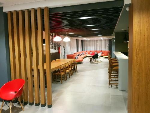 a dining room with a long table and chairs at ibis Carlos Barbosa in Carlos Barbosa