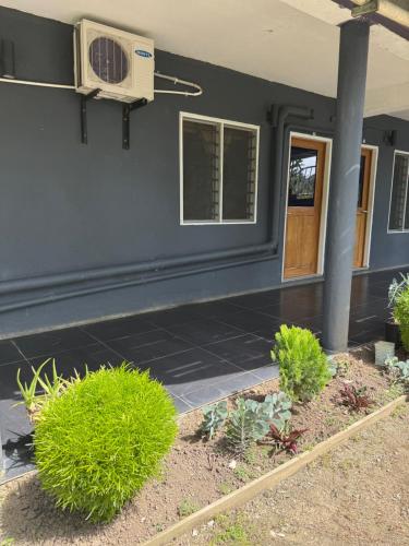 Una casa con un ventilador en el costado. en Waiview Apartments, en Savusavu