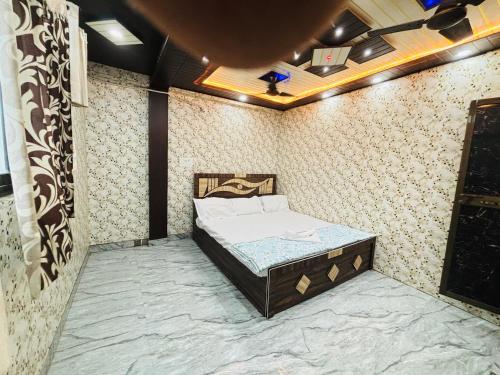 a bedroom with a bed in a room at Abhi palace Ayodhya in Ayodhya