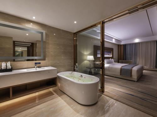 Ένα μπάνιο στο Novotel Qingdao New Hope