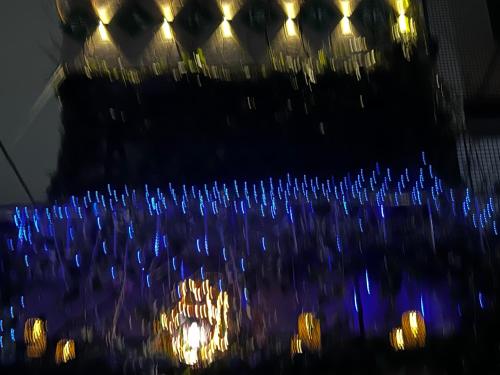 a bunch of blue glasses sitting on a table with lights at 東京吉久花園旅舘 in Tokyo