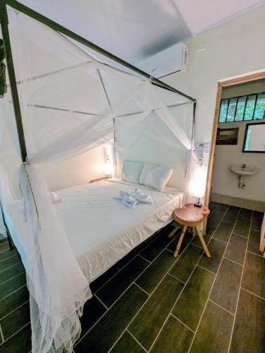 En eller flere senge i et værelse på Raindance Hostel