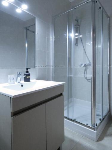 a bathroom with a shower and a white sink at Hospedaria Portuguesa in Alpiarça