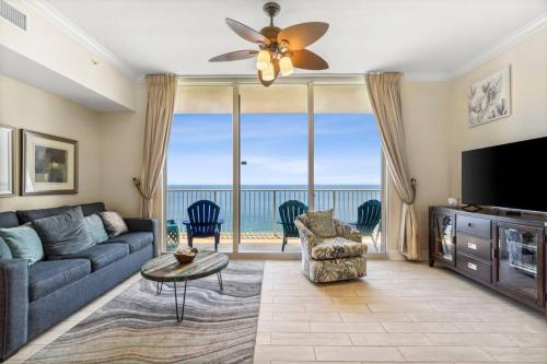een woonkamer met een bank en een plafondventilator bij Ocean Front Condo 29th Floor - Must be 25 to Book in Panama City Beach