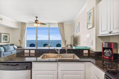 een keuken met een spoelbak en uitzicht op de oceaan bij Ocean Front Condo 29th Floor - Must be 25 to Book in Panama City Beach