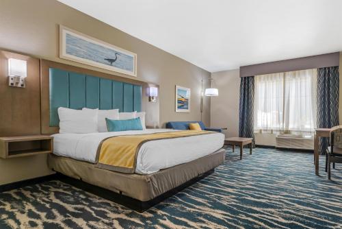 Una habitación de hotel con una cama grande y un escritorio. en Executive Residency by Best Western Corpus Christi, en Corpus Christi