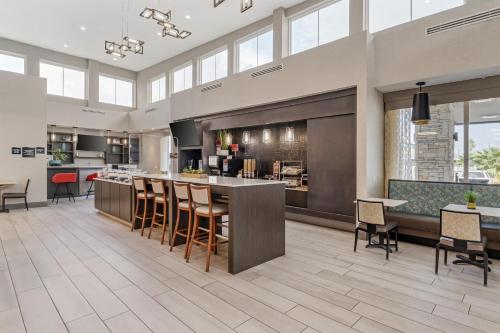 Kuchyň nebo kuchyňský kout v ubytování Executive Residency by Best Western Corpus Christi