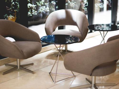 two chairs and a table in a room at Mercure Bogota Calle 100 in Bogotá