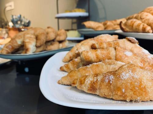 Un plato de pasteles sobre una mesa con otros pasteles. en ibis Styles Montevideo Biarritz, en Montevideo