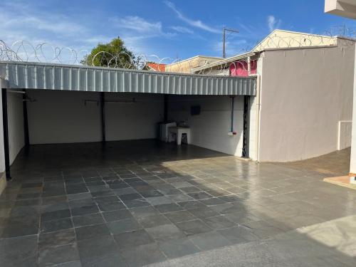 an empty garage with a roof on top of it at Casa para Temporada in Andradas