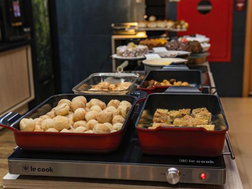 Comida en o cerca de este hotel