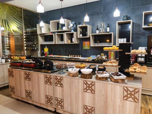 Comida en o cerca de este hotel