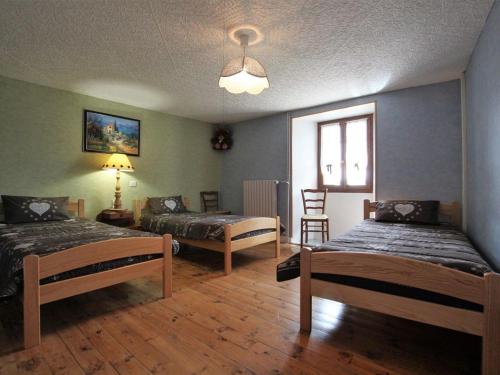 Katil atau katil-katil dalam bilik di Gîte spacieux et rénové avec équipements modernes, terrasse et vaste jardin près de Gévaudan et Margeride - FR-1-582-301