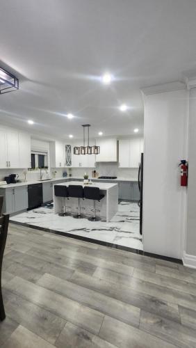 Η κουζίνα ή μικρή κουζίνα στο Toronto Guest House