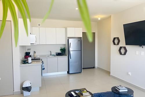 een keuken met een koelkast en witte kasten bij Incredible 2Br Apt BBQ Arena Mty in Monterrey