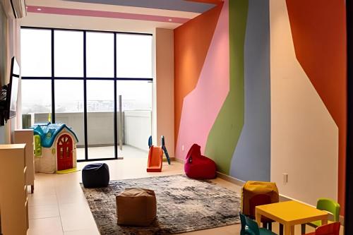een kinderkamer met een kleurrijke muur bij Incredible 2Br Apt BBQ Arena Mty in Monterrey