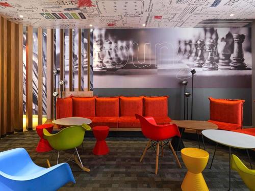 Zimmer mit Sofa, Tischen und Stühlen in der Unterkunft ibis Trujillo in Trujillo