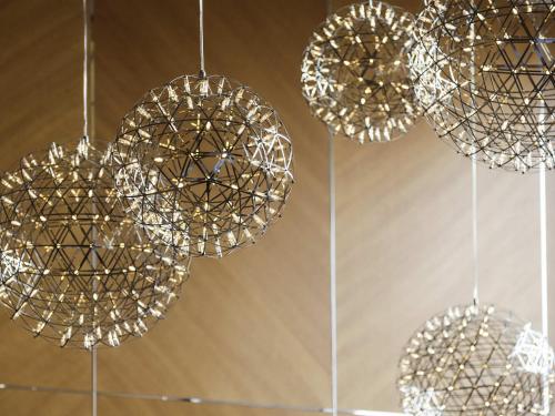 雷根斯多夫苏黎世雷根斯多夫瑞享酒店的吊在天花板上的一组灯