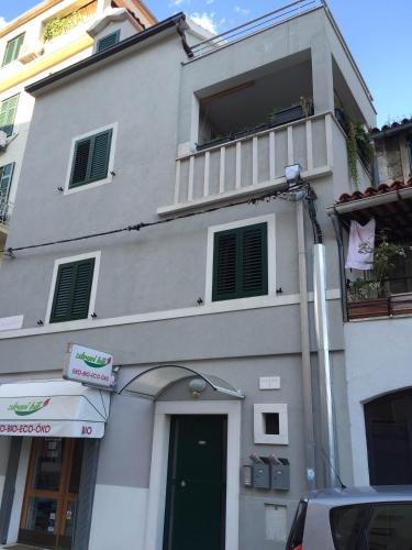 a building with a green door and a window at Apartment Dome in Split
