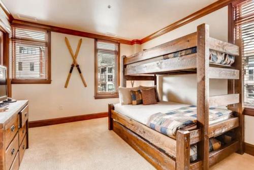 une chambre avec un lit superposé et un bureau dans l'établissement Vail Lion Square 401N, à Vail