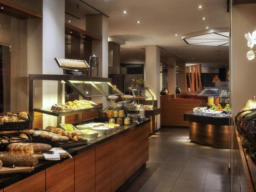 ミュンスターにあるMövenpick Hotel Münster am Aaseeのたくさんの食べ物が並べられたビュッフェライン