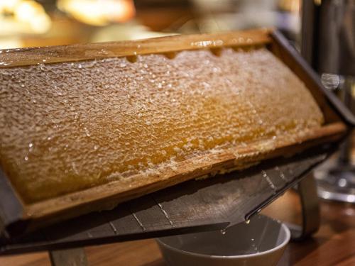 ミュンスターにあるMövenpick Hotel Münster am Aaseeのテーブルの上に置かれたケーキのパン