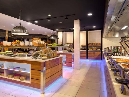 Comida en o cerca de este hotel