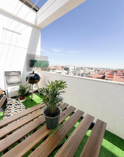 a wooden bench sitting on top of a balcony at Apartamento com terraço em Lisboa in Amadora