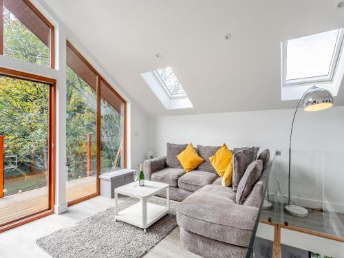 Khu vực ghế ngồi tại Waterside Lodge Six - Uk38264