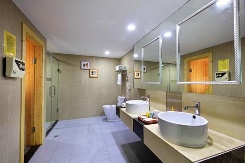 Koupelna v ubytování New World Hotel