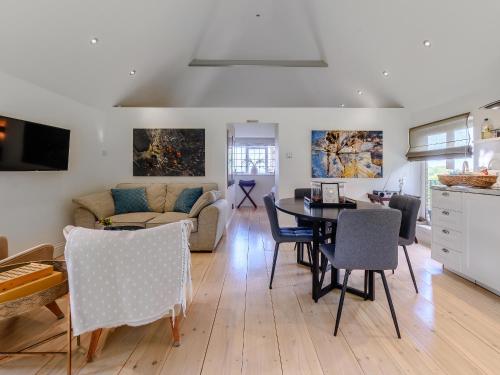 クロウバラにあるFir Tree Apartment - Uk49993のソファとテーブルのあるリビングルーム