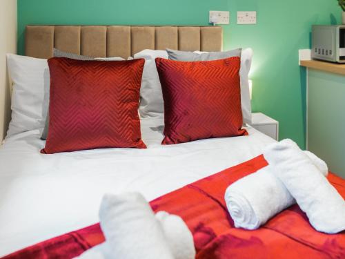 Postel nebo postele na pokoji v ubytování Hilltop Apartment 8 - Uk50600