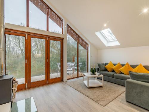 Khu vực ghế ngồi tại Waterside Lodge Four - Uk36706