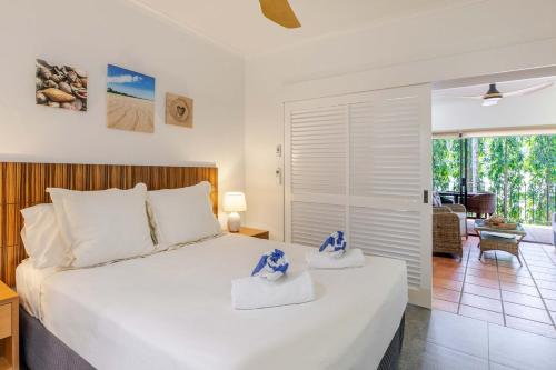 Postel nebo postele na pokoji v ubytování 47 Reef Club 1 BR Apt - Steps to beach & town
